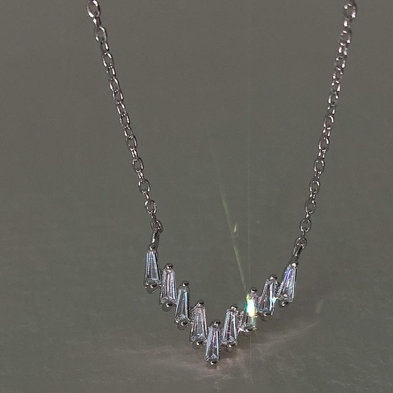 Геометрическая Индивидуальность Ключичная Цепочка на Шею Ранний Весенний Прилив Прыгающая Куса V-образный Дизайнерский Сенс Ожерелье Женское