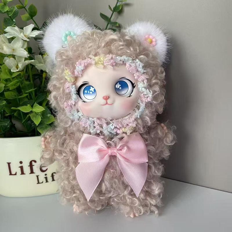 Мягкая пушистая плюшевая игрушка черный кот с кудрявой шерстью, розовым бантом и голубыми глазами. Милая набивная кукла для детей. Подарок на праздник. Декор для гостиной.