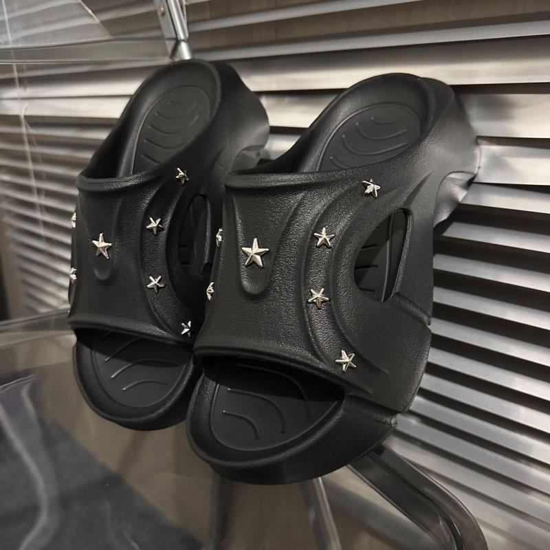 Женская летняя верхняя одежда на толстой подошве с заклепками, новая приморская, увеличивающая рост, повседневная, пляжная, модная и удобная, универсальные крутые шлепанцы на одной перемычке