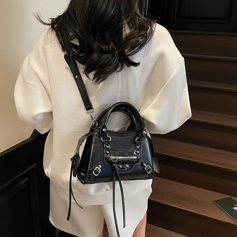 Women's Bag 2025 New Korean Version Fashion Rivet Shoulder Locomotive Bag Personalized Trend Messenger Small Square Bag Pu