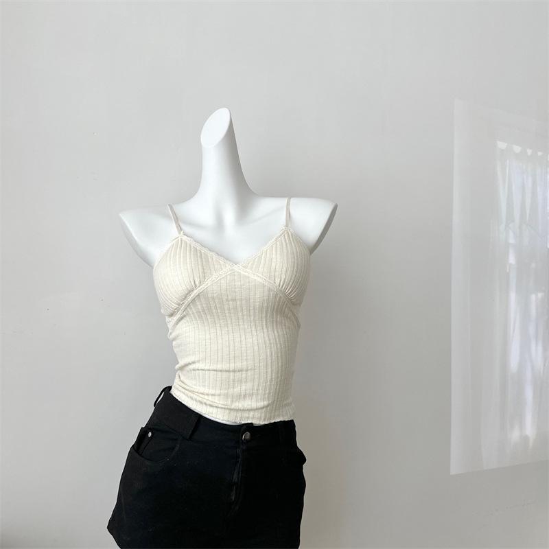 Элегантная кружевная майка с V-образным вырезом: Закрывает подмышечный жир, Встроенные чашечки, Красивый дизайн спины