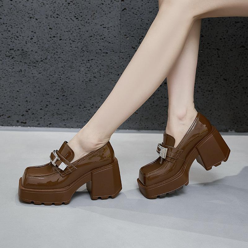 Женские лоферы на платформе 2025 весна и осень новинка универсальные увеличение роста один педаль толстый каблук черные в британском стиле маленькие кожаные туфли