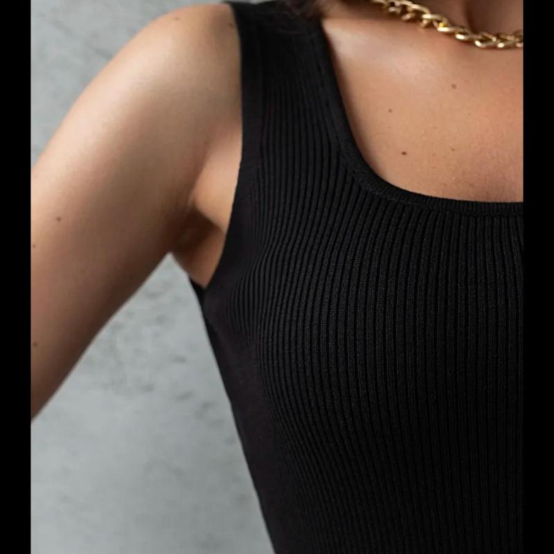 Европейский и американский весенне-летний темперамент однотонное платье с круглым вырезом без рукавов с волнистым закатанным краем приталенного силуэта