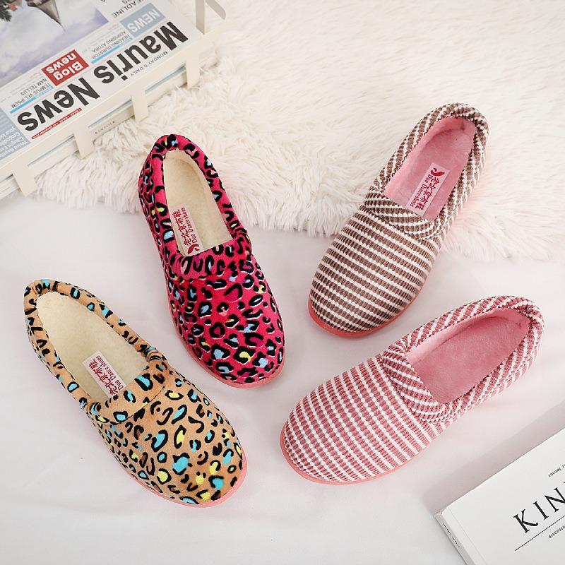 Хлопковые тапочки женские зимние на толстой подошве нескользящие на мягкой подошве обувь для мамы леопардовый принт теплые и удобные хлопковые туфли для дома