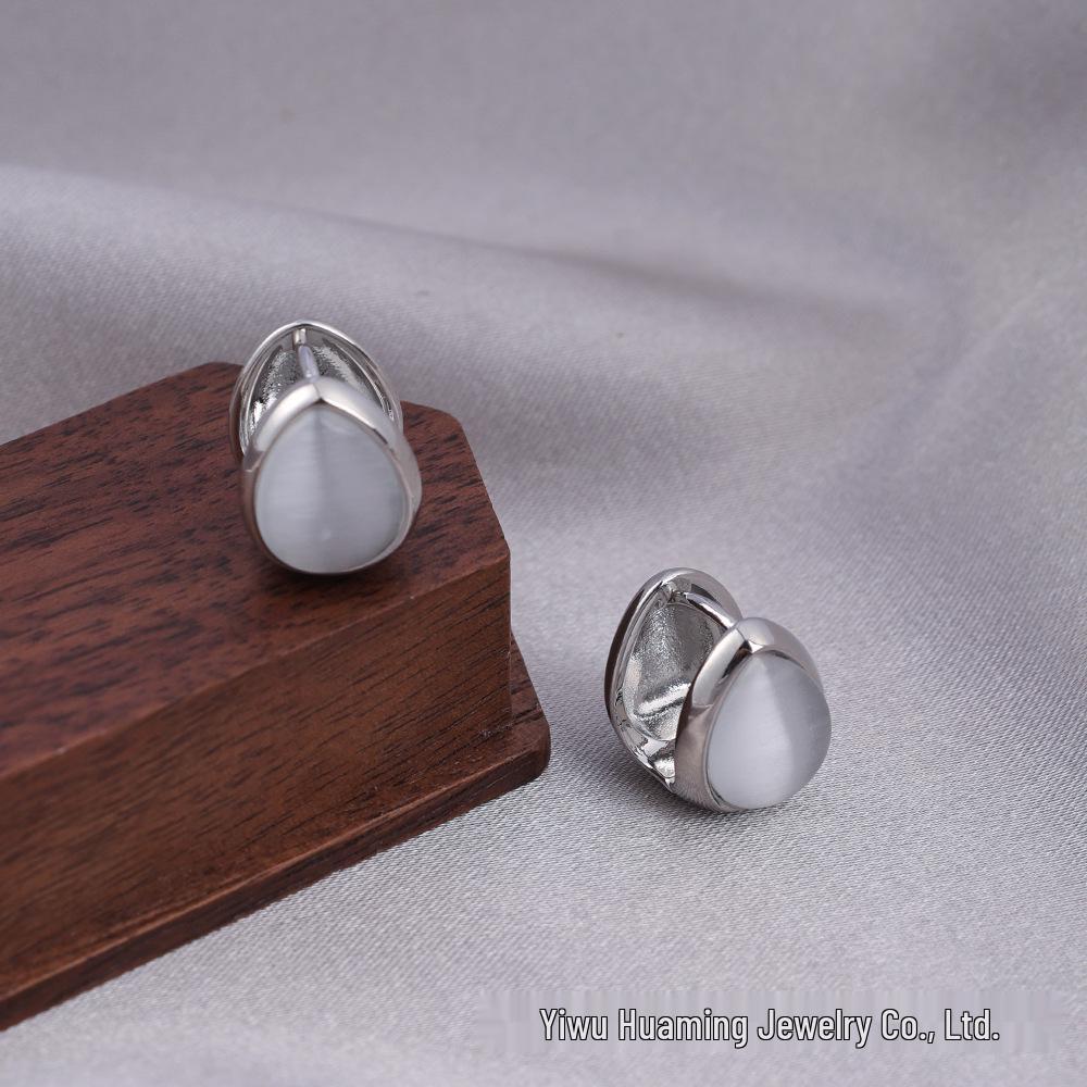 Французские серьги-пусеты с цирконами и бриллиантами в стиле легкой роскоши - Универсальные и трендовые стили