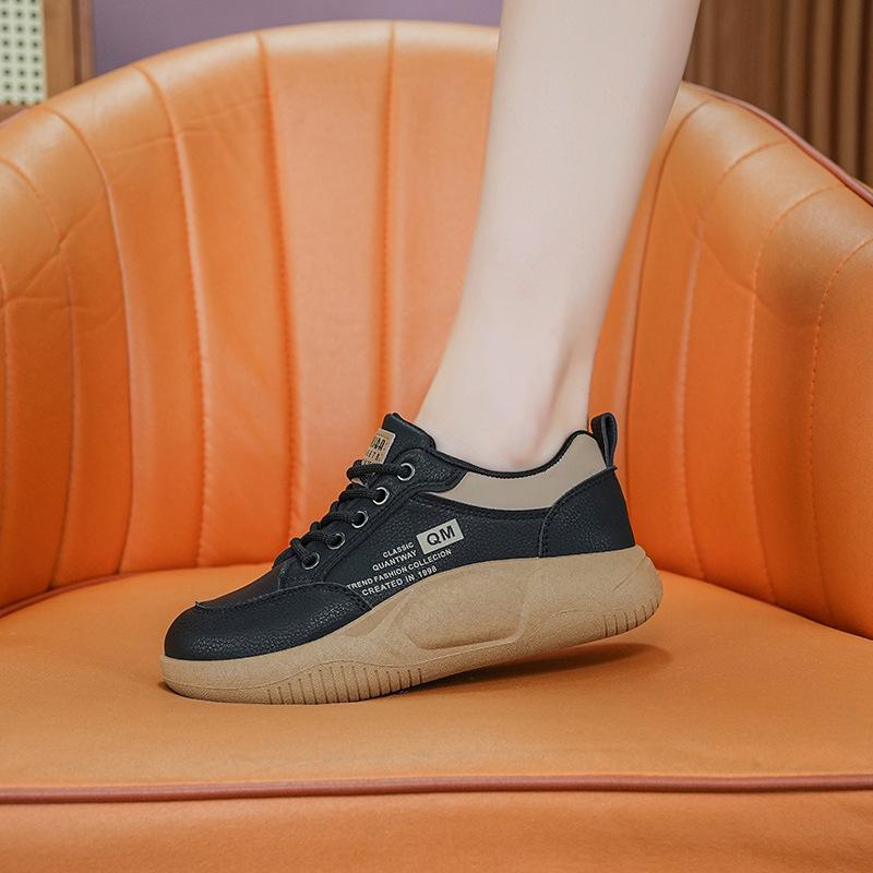 Женские кроссовки для бега в корейском стиле 2024 года: Популярная модель белого цвета с толстой подошвой, визуально увеличивающая рост, идеально подходит для весны и осени