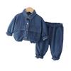 Модный джинсовый костюм-двойка с длинными рукавами для мальчиков на осень 2023 года