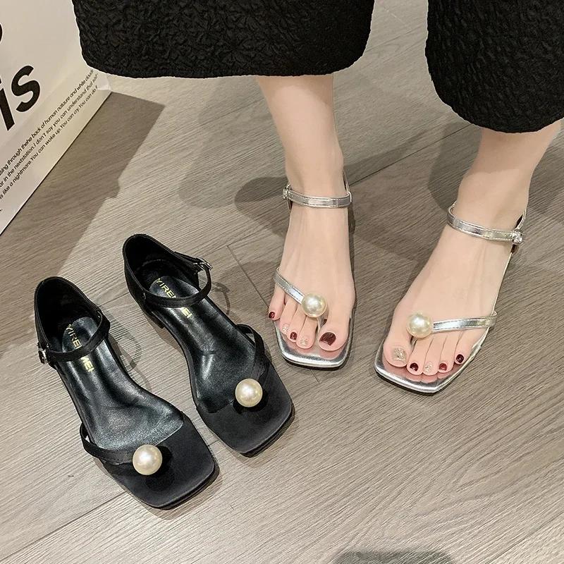 Модные женские туфли с жемчугом, лето 2024, римский стиль, открытый носок, одно слово, с ремешком, блочный каблук, черные уличные сандалии для женщин, пряжки, распродажа