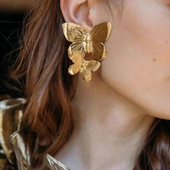 Богемные изящные золотые серьги с большими листьями-бабочками. Большие изящные золотые серьги-капли нерегулярной спирали с веерными листьями. Массивные очаровательные серьги. Ювелирные изделия в стиле панк.