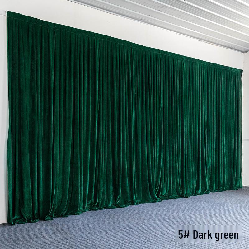 Золотой и черный бархатный свадебный фон с красными марлевыми драпировками