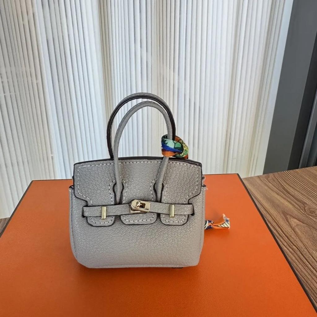 Компактная подвеска-мини-сумка из синтетической кожи с брелком для ключей и держателем для наушников - доступна в нескольких цветах