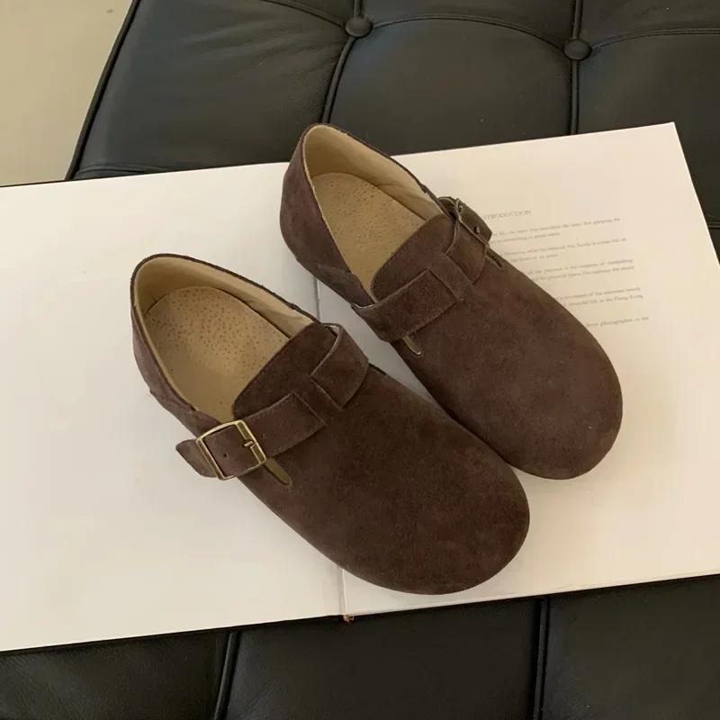 Модная повседневная обувь в стиле ретро из кожи, мюли, тапочки, уличные тапочки из мягкой пробки с пряжкой на ремне, туфли на плоской подошве для женщин 2024