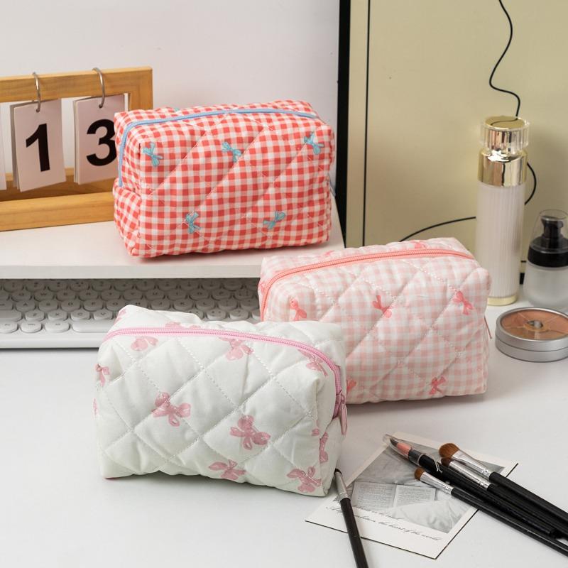 Стеганая косметичка с мишкой и бантом, цветочная косметичка 2025, милый дорожный органайзер для туалетных принадлежностей, хлопковый чехол для хранения кистей для макияжа