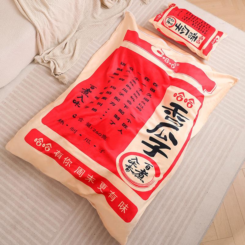 Веселая и очаровательная подушка-обнимашка в виде арбузного семечка для уютного отдыха на диване