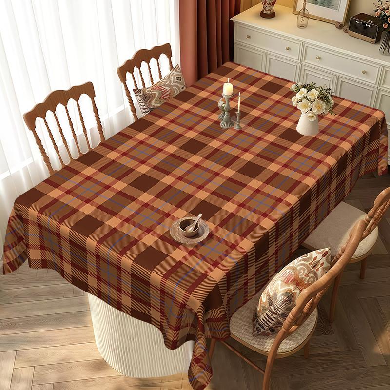 Теплая коричневая клетчатая скатерть создает уютную атмосферу для dining