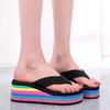 Женские шлепанцы радужного цвета на платформе, летние, на толстой подошве, легкие, без застежек, сандалии на танкетке, пляжные тапочки для девочек