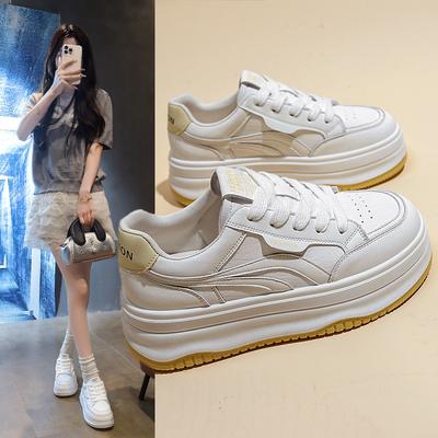 Маленькие белые туфли 2025 лето новый дышащий универсальный женский модели увеличивают рост маленькая кожаная поверхность взрыв толстая основная пластина обувь супер пихта