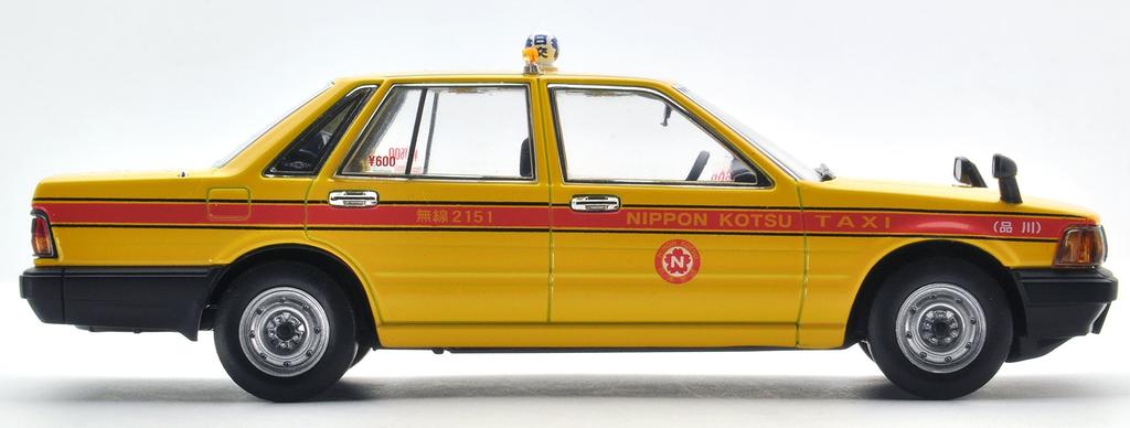 Tomica Limited Vintage Neo Nissan Cedric Такси Готовая модель 1/43 LV-N43-13b (Nihon Kotsu)