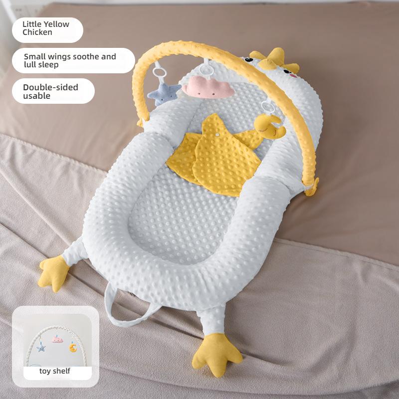 Успокаивающая кроватка для новорожденных с наклонной подушкой и подставкой для ног и стойкой для игрушек для комфортного гнездышка