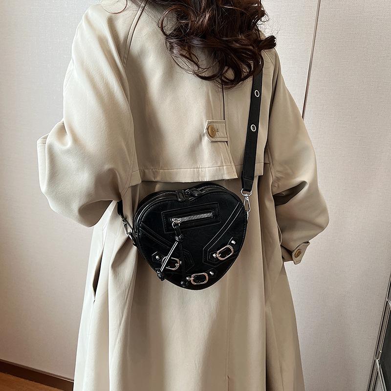 Bags Personality Love Small Bag 2025 New Korean Version Fashion Rivet Trend Ins Internet Celebrity Ladies Messenger Bag
