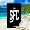 Пляжное полотенце с узором логотипа Santos SFC - мягкое, впитывающее, можно стирать в машине. Легкое и современное, для плавания, незаменимое в путешествии