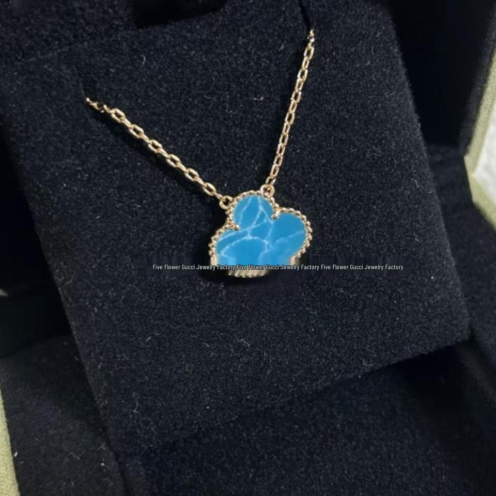 Ожерелье «Четырехлистный клевер» Van Cleef: Золотой кулон с дизайном в виде пяти цветков, с белым перламутром, красным агатом и бриллиантом для женщин.