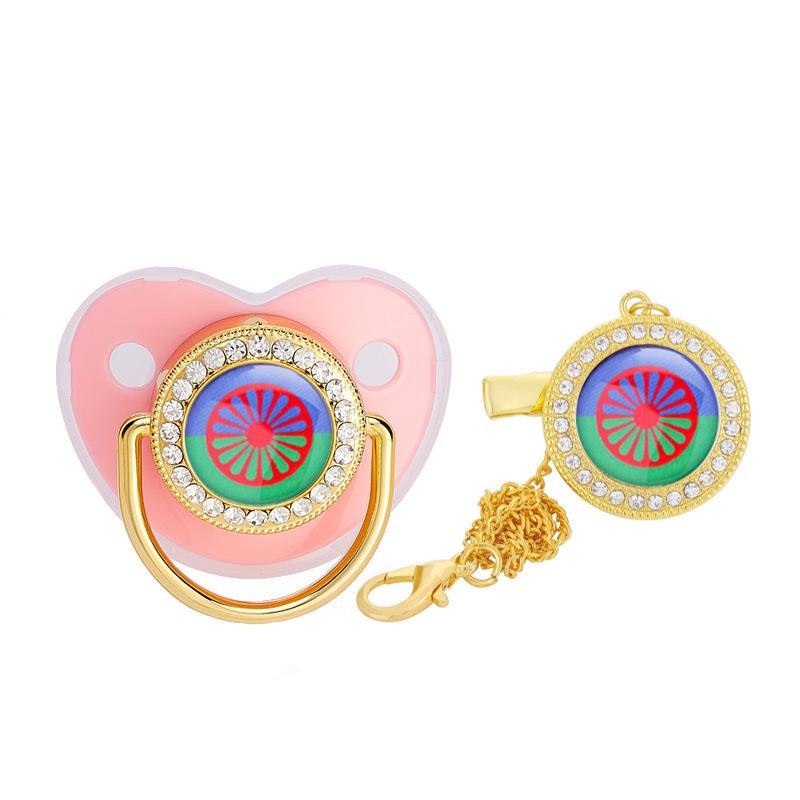 Соска-пустышка с бриллиантами и зажимом в виде цыганского флага