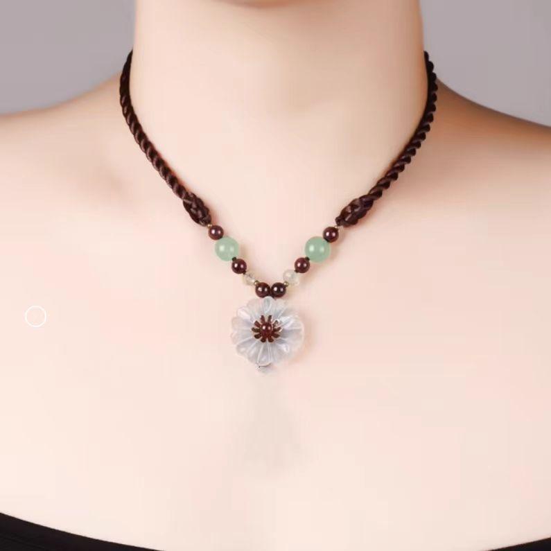 GEMCHIC Женское этническое ожерелье с подвеской-цветком из стекла на плетёном шнурке с нефритовыми бусинами, короткая цепочка на ключицу