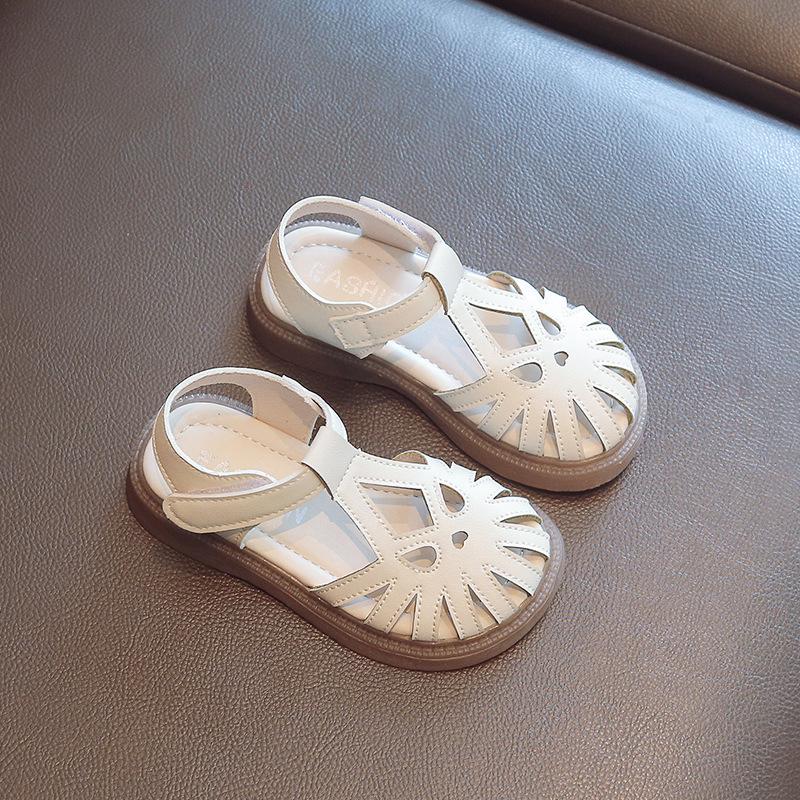 Детские сандалии 2024 года, летние сандалии принцессы для девочек, сандалии на плоской подошве с завернутым носком, модные однотонные детские повседневные сандалии с вырезами, нескользящие сандалии