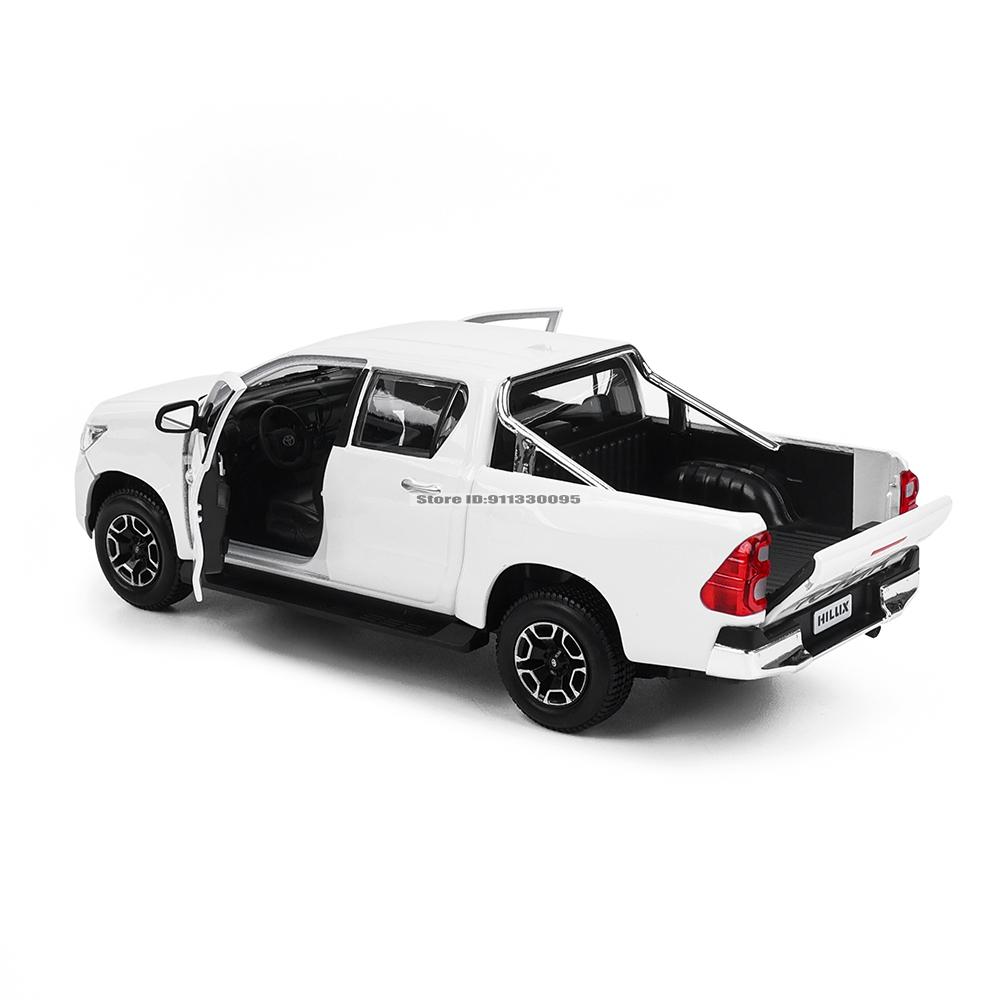 AGV3 Maisto 1:27 New Toyota Hilux Highly-detailed die-cast precision model car Model collection gift