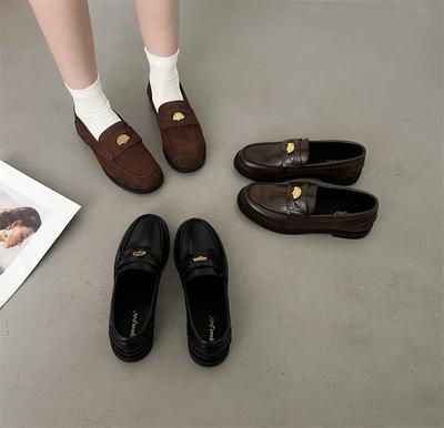 Весенние повседневные ретро замшевые женские туфли на плоской подошве с круглым носком и декоративной пряжкой в виде маленькой золотой монеты