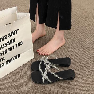 Летом 2025 года появятся новые квадратные однотонные тапочки большого размера с толстым дном и одним словом в модном стиле для женщин.