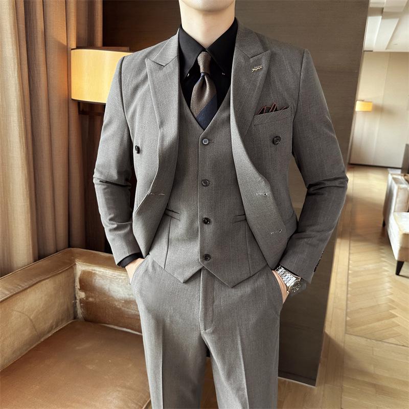 Мужской полосатый двубортный приталенный костюм в стиле business casual