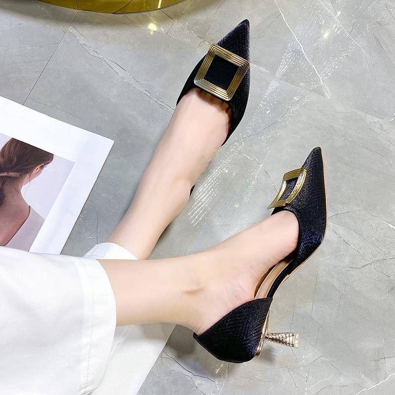 Модные темпераментные женские туфли-лодочки с острым носком 2024 Новая мода Металлическая отделка Тонкий каблук Высокий каблук Корейские туфли для вечеринки с вырезом посередине