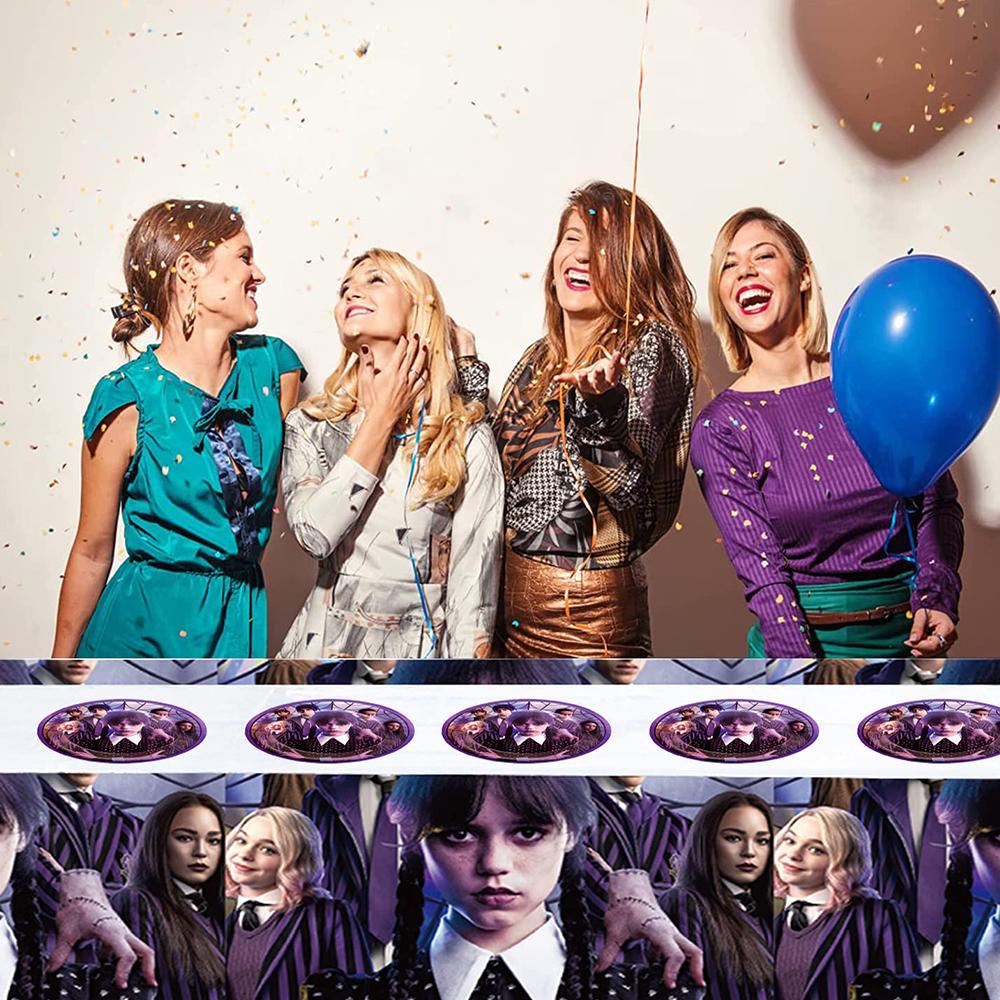 Посуда для дня рождения Уэнсдей Аддамс включает скатерть, салфетки и бумажные стаканчики