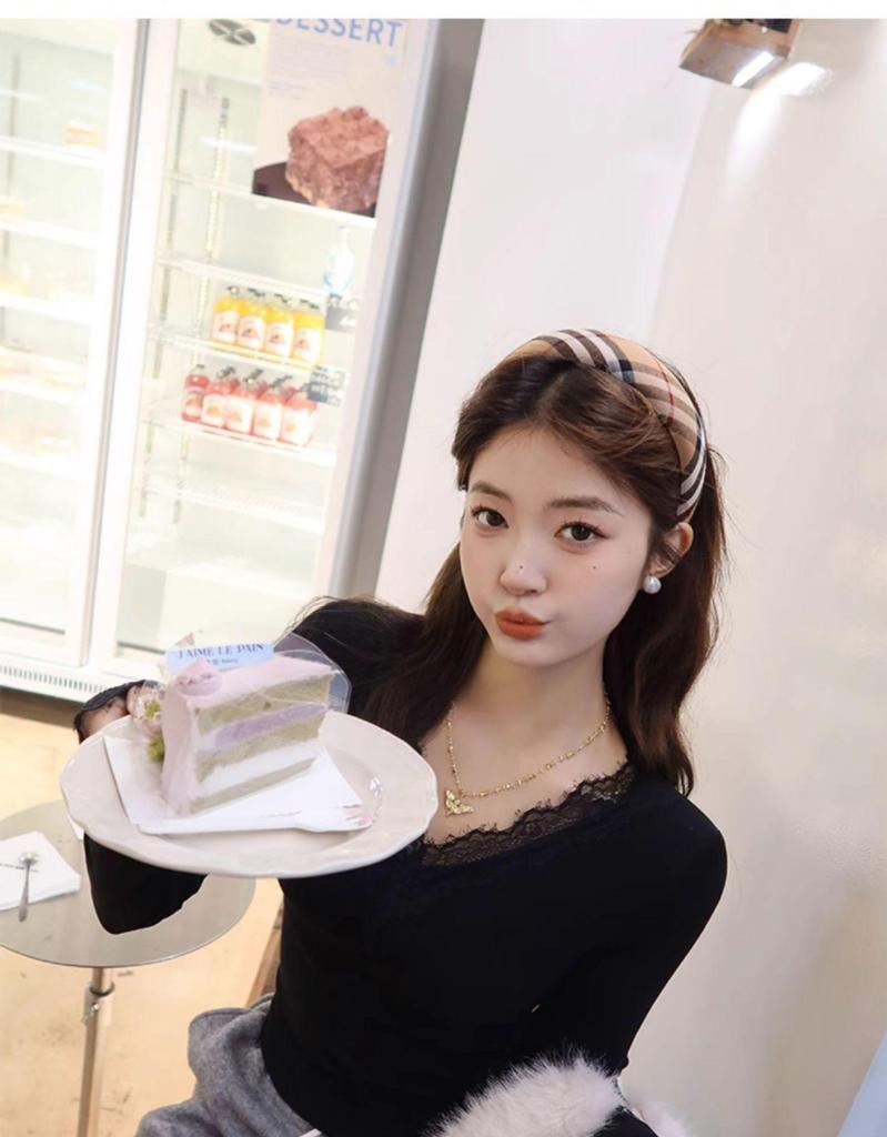 Женская футболка с V-образным вырезом, кружевной отделкой, облегающего кроя, с длинными рукавами и начесом (Коллекция Ранней Осени 2025)