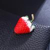 Очаровательная эмалевая брошь-клубника: Милый и универсальный мультяшный значок для женщин