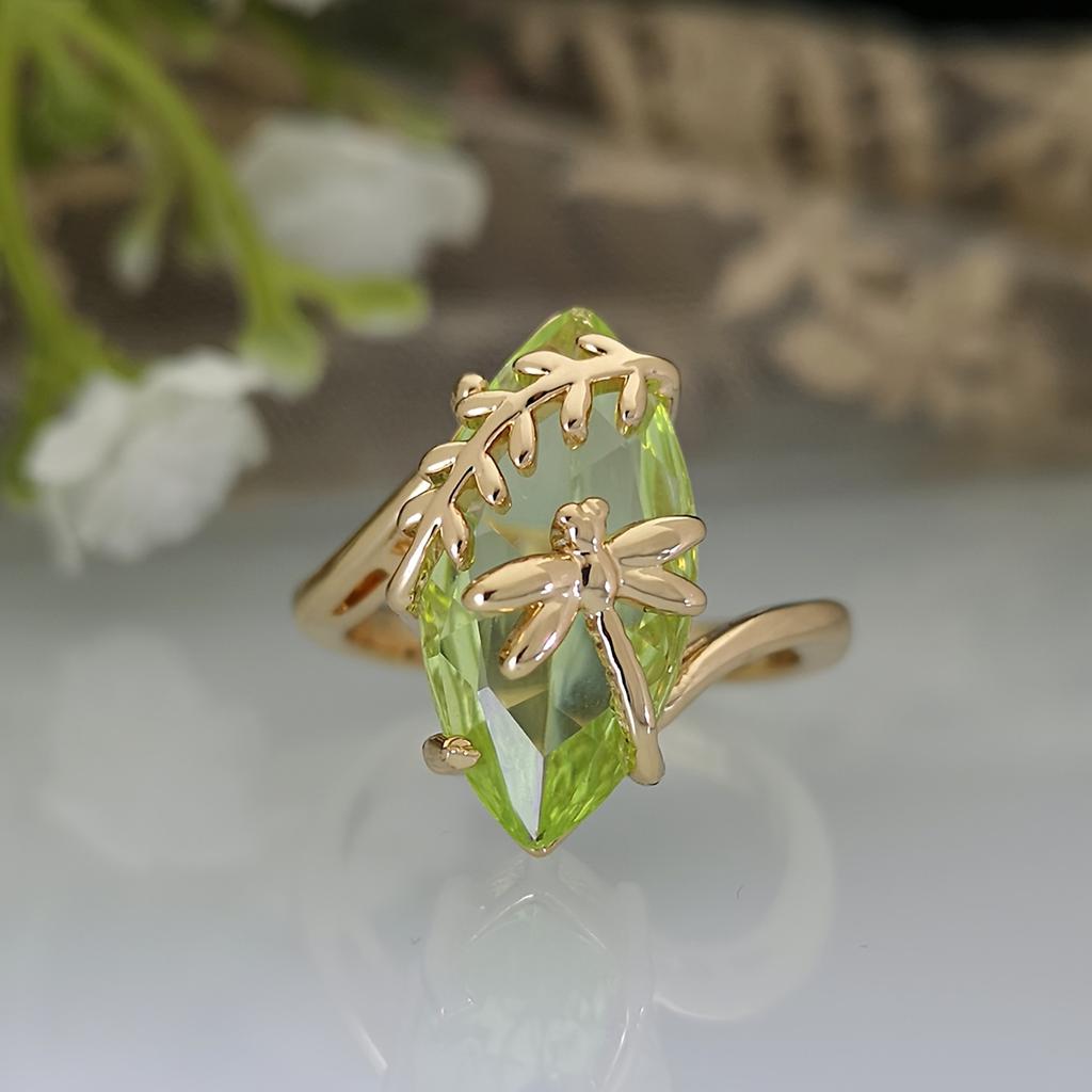 Элегантное кольцо с водянистым цирконием овальной формы. Изысканный дизайн со стрекозой. Идеальный подарок на годовщину/день рождения для вашей любви.