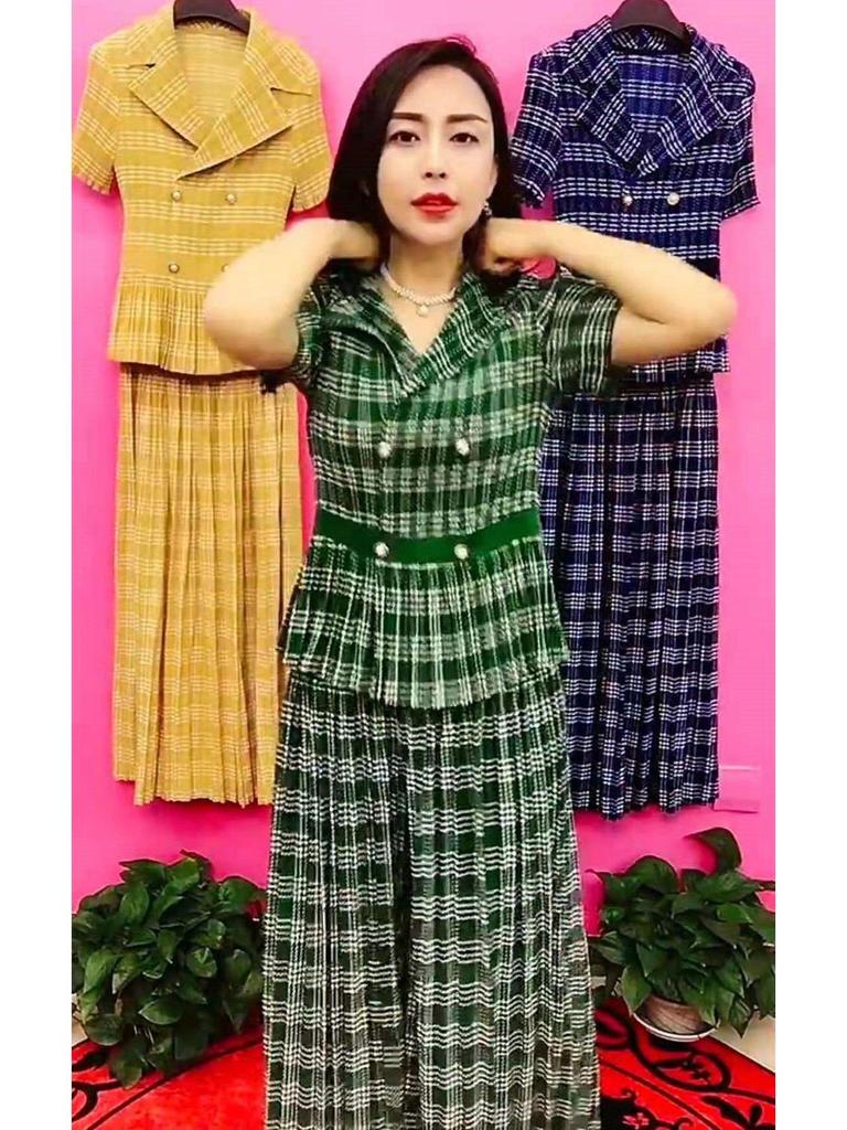 Женский летний клетчатый костюм 2025: Свободный, Стройнящий, Молодящий комплект-двойка с темпераментным топом и брюками широкого кроя.