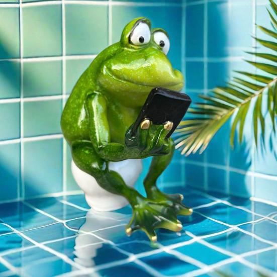 Забавная статуэтка лягушки, сидящей на унитазе, 3D-смола, зеленая лягушка, статуя со смартфоном, коллекционная скульптура животного для ванной комнаты, домашнего офиса, настольного декора