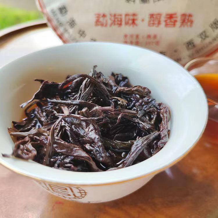 Menhai Old Tree Puerh Спелый чай Юнна Пуэр Черный чай 357 г Пуэр Приготовленный чайный пирог