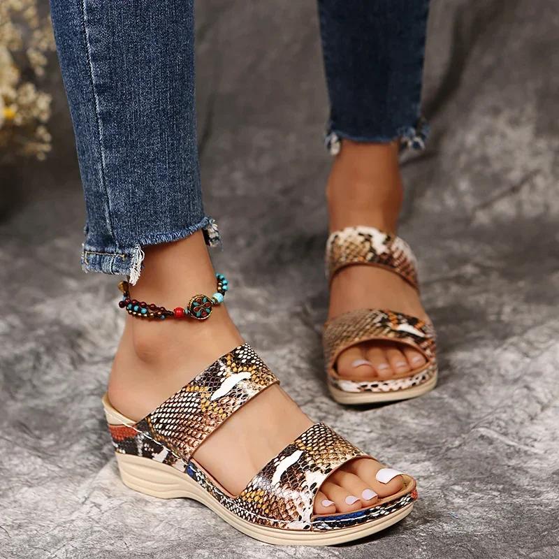 Модная обувь для женщин 2024 года, горячая распродажа, женские тапочки, разноцветные туфли с леопардовым принтом, сексуальные повседневные пляжные сандалии на платформе с открытым носком для женщин