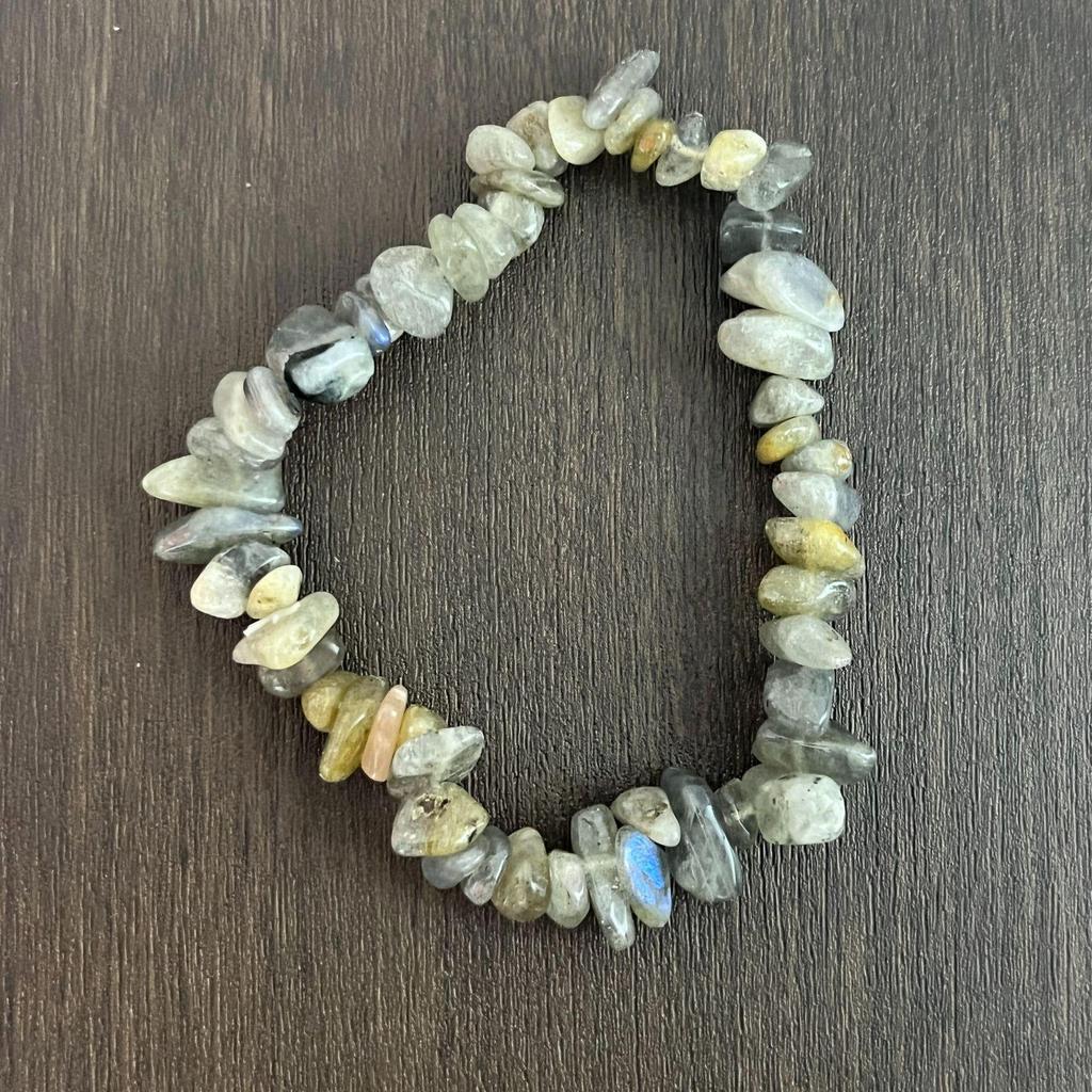 Браслет из разноцветных кристаллов с цитрином, тигровым глазом, лазуритом, аметистом и зеленым авантюрином на эластичном шнуре