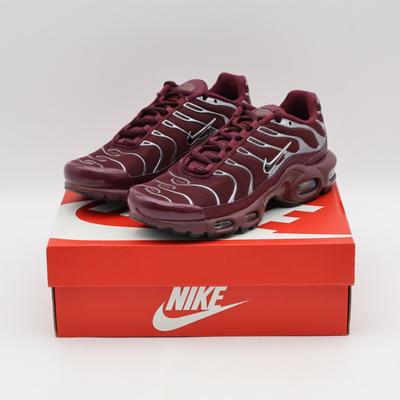 HJ9743-600 Air Max Plus SE Ночной Бордовый Темно-Командный Красный Металлик (Женский)
