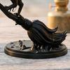 Уникальное настольное украшение Фигурка черной кошки на метле ведьмы, 3D-печатная статуэтка метлы, Статуэтка Хэллоуина для многоярусного подноса, Стола, Декор стола