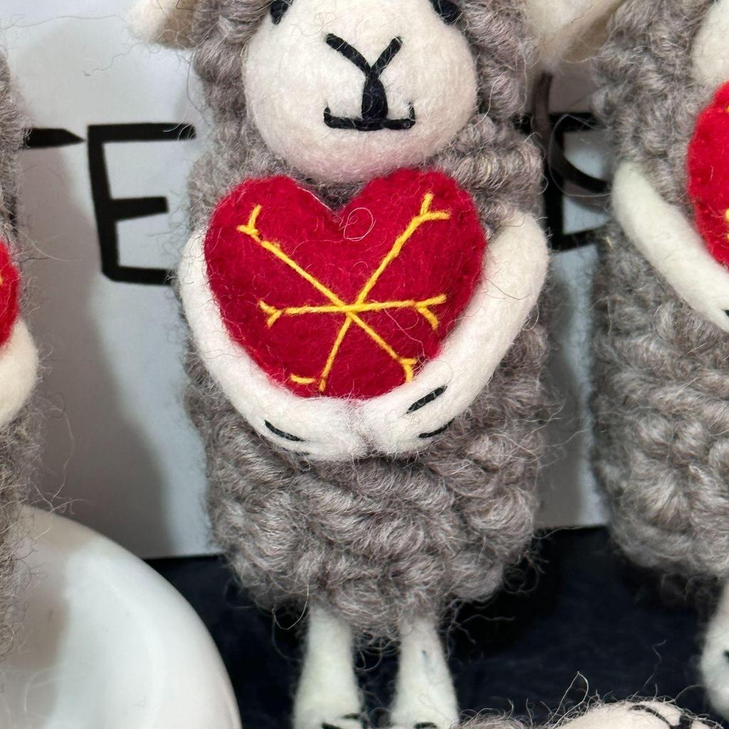 Подвеска-брелок из шерстяного войлока в виде овечки - Высокоценный подарок, изготовленный в Непале