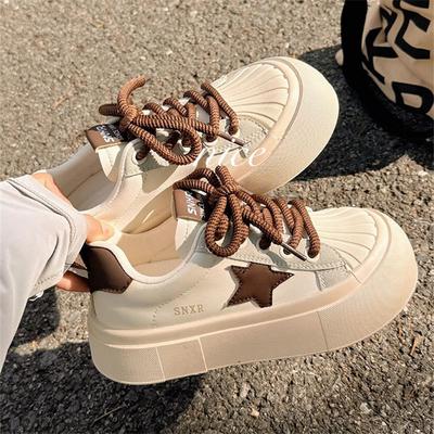 Маленькие белые туфли женские 2025 новый осенний дизайн нишевая платформа парусиновые туфли супер огонь ins тренд повседневные кеды