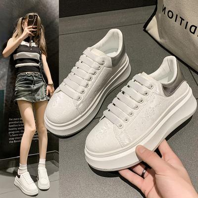 Маленькие белые туфли женские 2024 Весна Новые универсальные кроссовки с толстой подошвой Внутри Увеличение Повседневные спортивные туфли