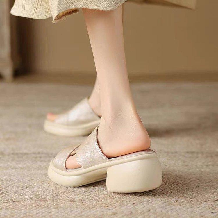 Шлепанцы на толстой подошве и высоком каблуке, женская летняя мода увеличивает рост и стройнит, универсальные сандалии модные и высококлассные