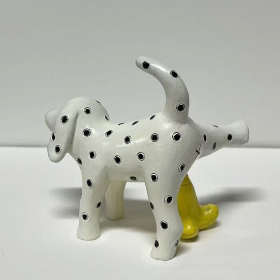 Украшение в виде писающей пятнистой собаки из смолы, фигурка щенка далматина, мультяшная писающая статуя далматина для украшения стола в саду и в помещении